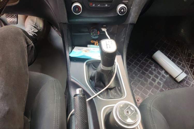 Used Bestune B50 2016 1.6L manual Comfort trim level Gear Lever