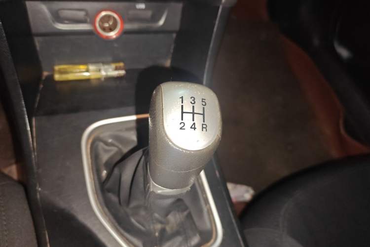 Used Bestune B50 2016 1.6L manual Comfort trim level Gear Lever