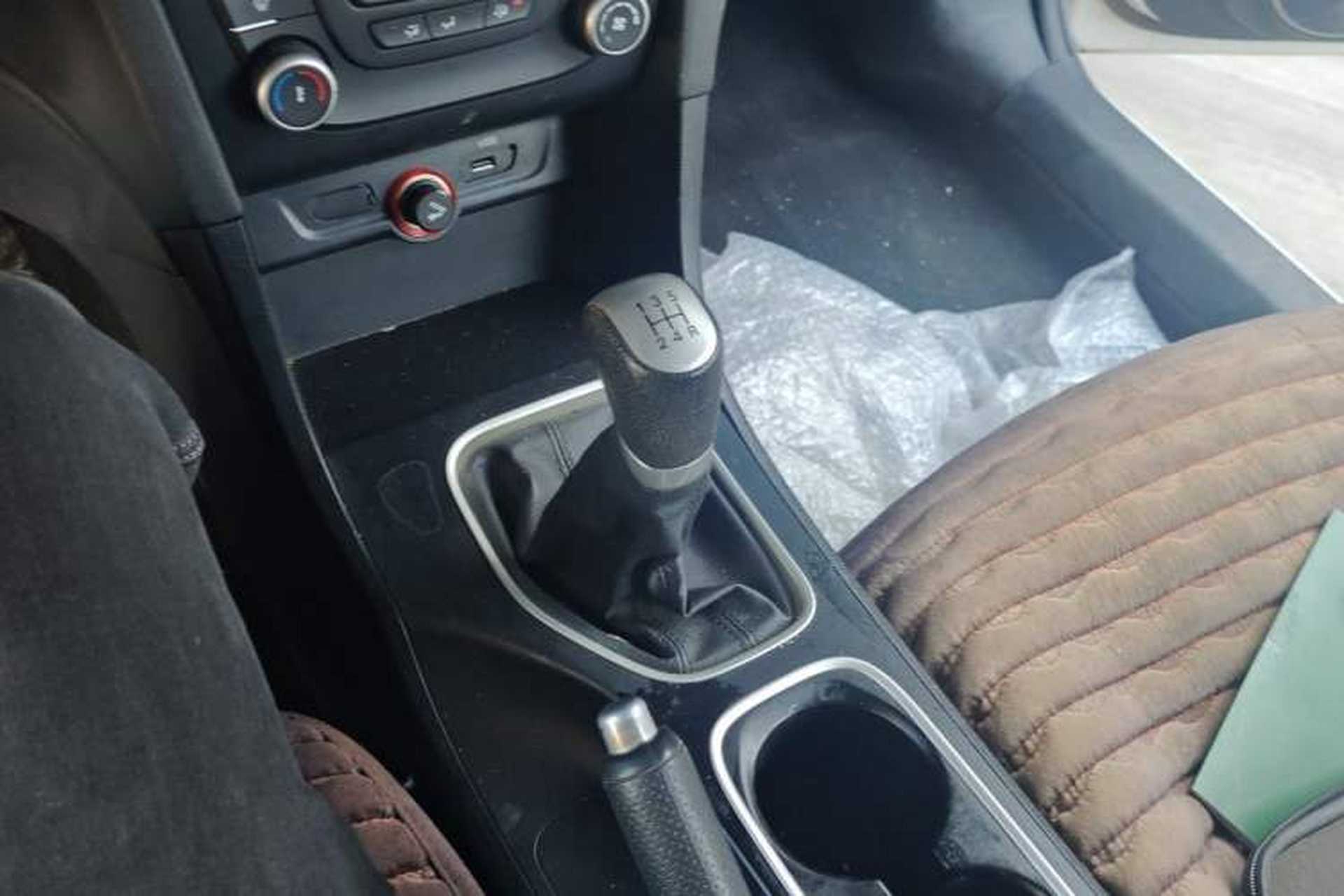 Used Bestune B50 2016 1.6L manual Comfort trim level Gear Lever