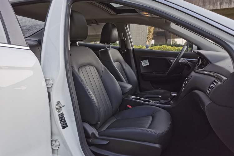 Used Bestune B50 2016 1.6L Automatic Luxury Model Interior 10