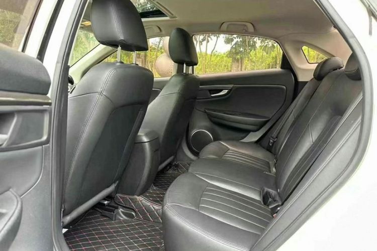 Used Bestune B50 2016 1.4T Automatic Luxury Model Interior 4