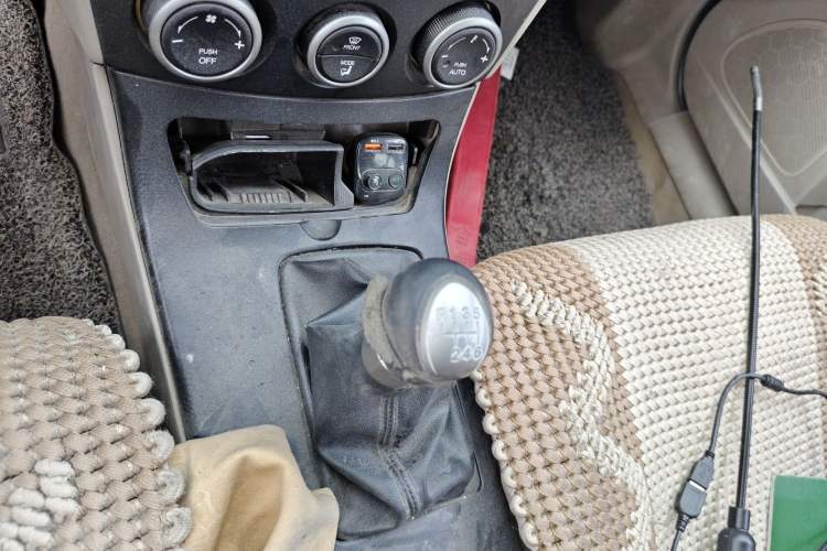Used Bestune B70 2010 2.0L manual Comfort trim level Gear Lever