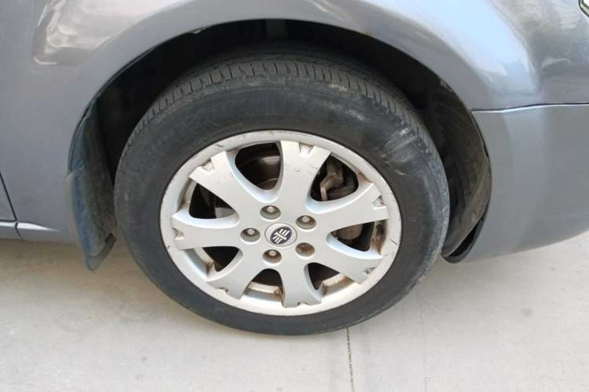Used Bestune B70 2010 2.0L automatic luxury version Right Front Wheel Hub
