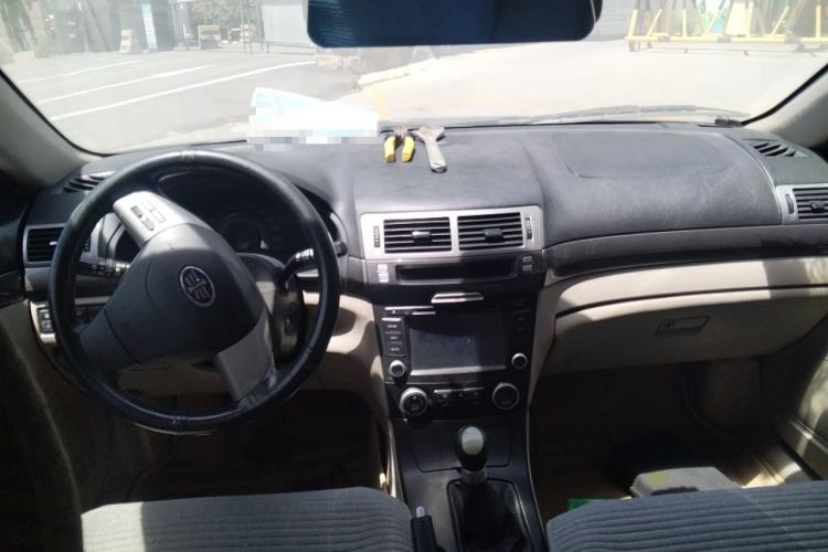 Used Bestune B70 2011 2.0L Manual Elite Edition Center Console