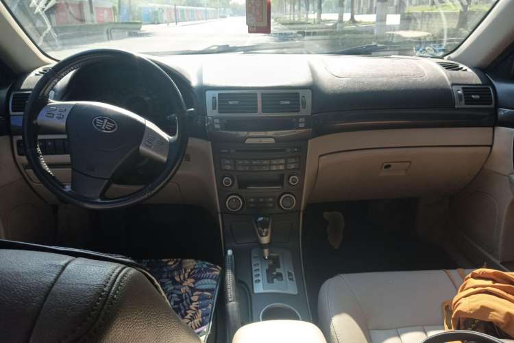 Used Bestune B70 2011 2.0L automatic luxury edition Center Console