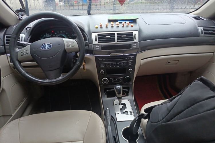 Used Bestune B70 2011 2.0L automatic luxury edition Center Console