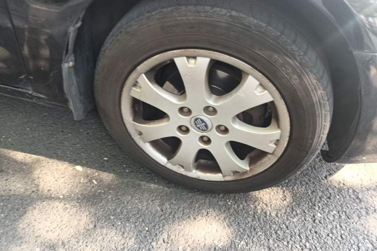 Used Bestune B70 2011 2.0L automatic luxury edition Right Front Wheel Hub