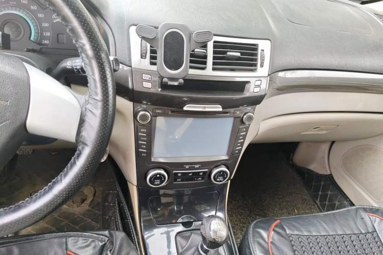 Used Bestune B70 2012 1.8L manual Comfort trim level Audio And AC Panel