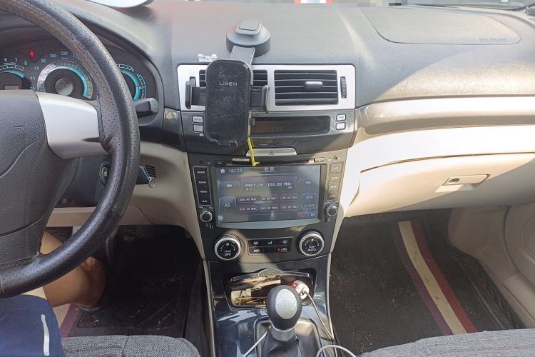 Used Bestune B70 2012 1.8L manual Comfort trim level Audio And AC Panel