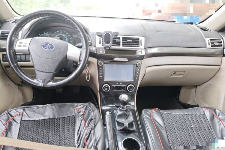 Used Bestune B70 2012 1.8L manual Comfort trim level Center Console