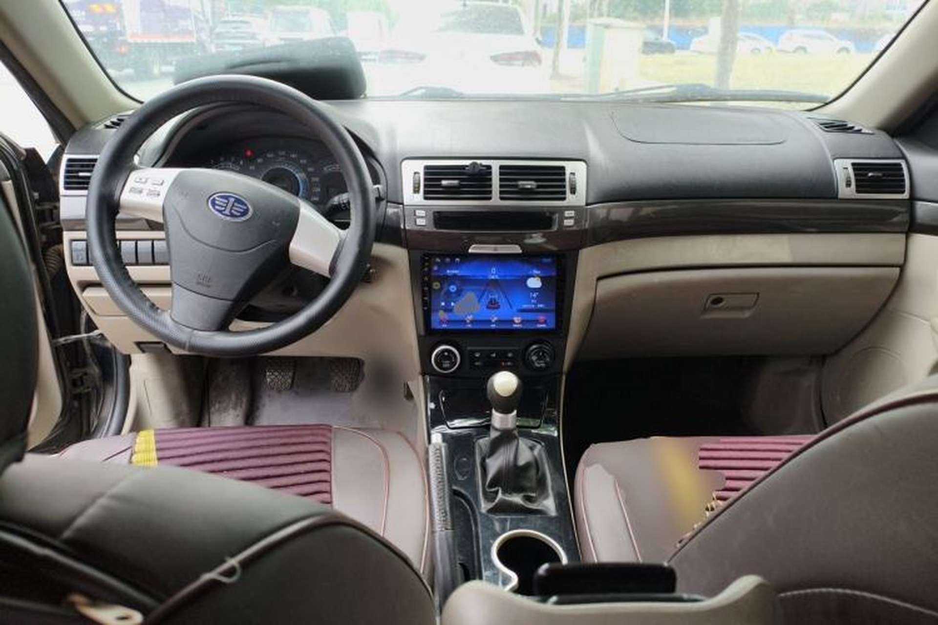 Used Bestune B70 2012 1.8L manual Comfort trim level Center Console