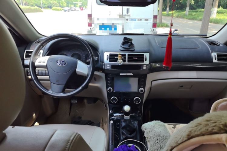 Used Bestune B70 2012 1.8L manual luxury version Center Console