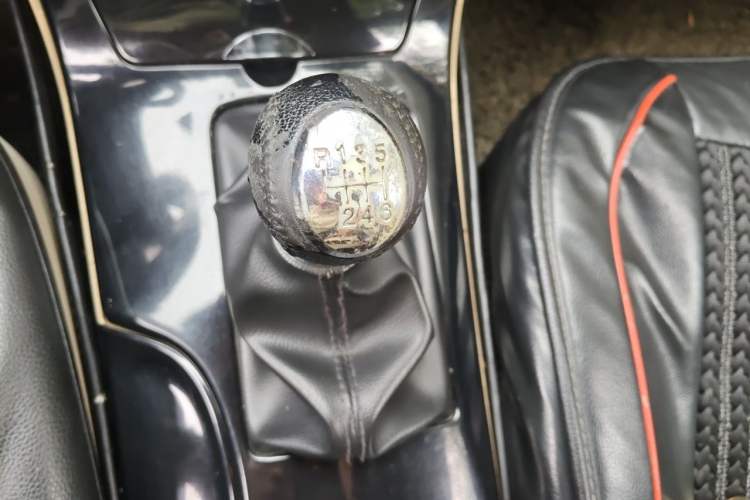 Used Bestune B70 2012 1.8L manual Comfort trim level Gear Lever