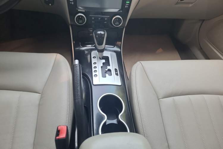 Used Bestune B70 2012 1.8L automatic luxury edition Gear Lever
