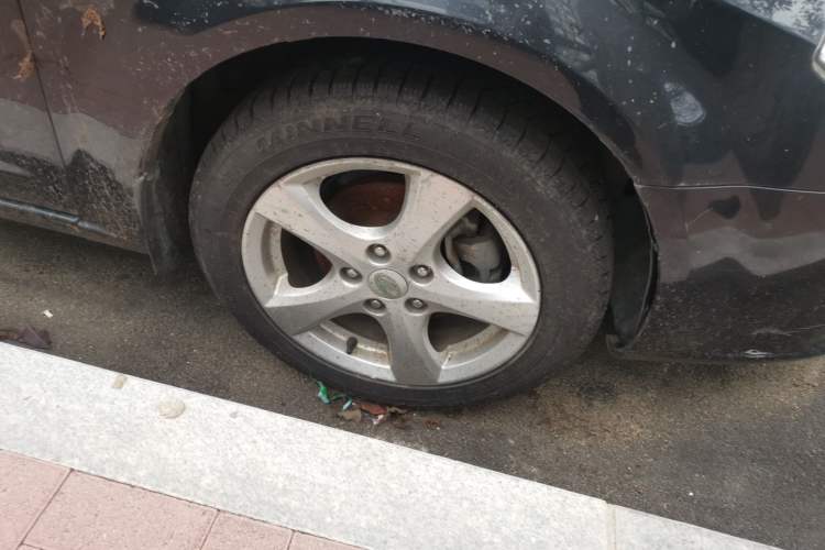 Used Bestune B70 2012 1.8L automatic fashion version Right Front Wheel Hub