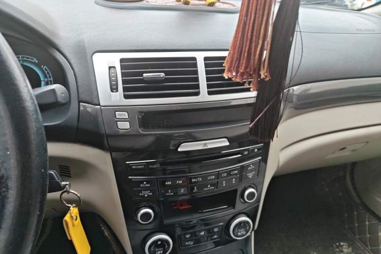 Used Bestune B70 2012 1.8L automatic fashion version Audio And AC Panel
