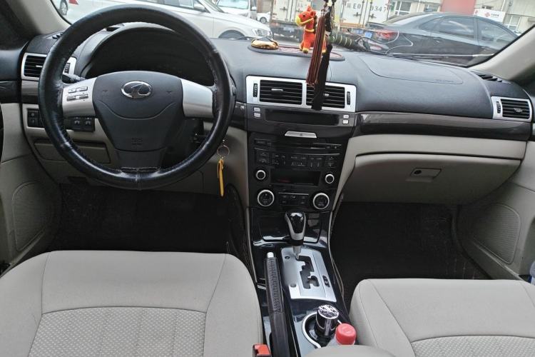 Used Bestune B70 2012 1.8L automatic fashion version Center Console