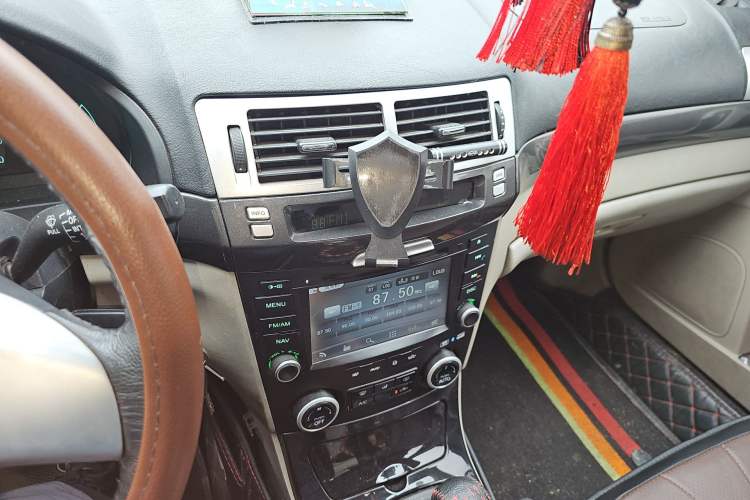 Used Bestune B70 2012 1.8L manual Comfort trim level Audio And AC Panel