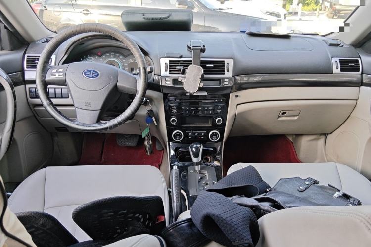 Used Bestune B70 2012 1.8L automatic fashion version Center Console