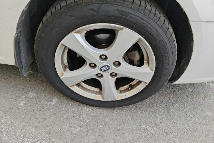 Used Bestune B70 2012 1.8L automatic fashion version Right Front Wheel Hub