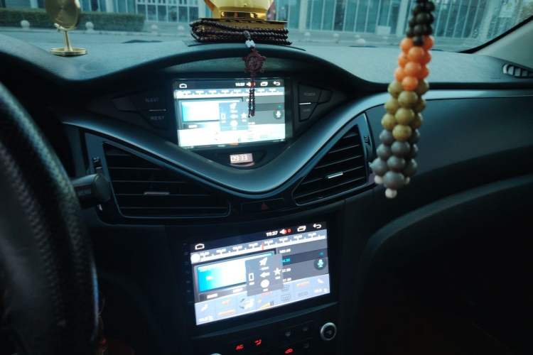 Used Bestune B70 2014 2.0L automatic luxury version Audio And AC Panel