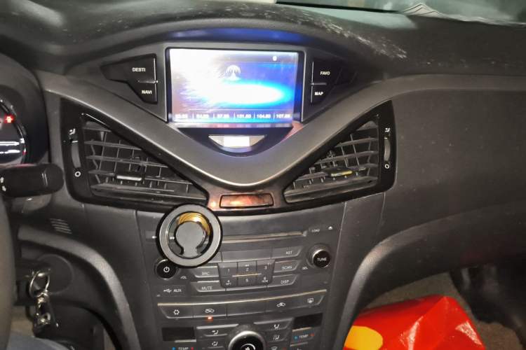Used Bestune B70 2014 2.0L automatic luxury version Audio And AC Panel