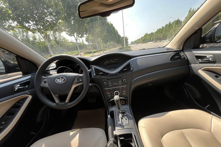 Used Bestune B70 2014 2.0L automatic luxury version Audio And AC Panel