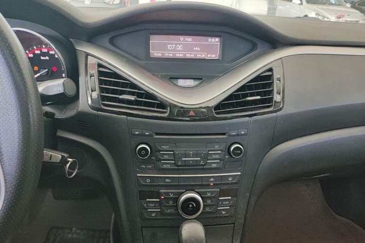 Used Bestune B70 2014 2.0L automatic luxury version Audio And AC Panel