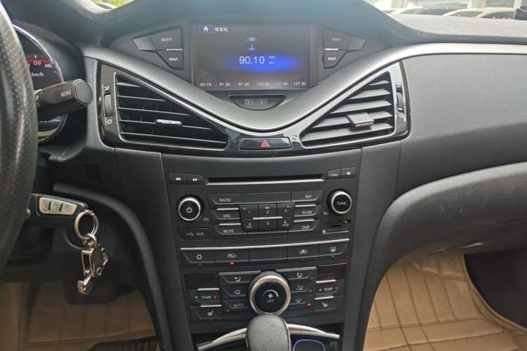 Used Bestune B70 2014 2.0L automatic luxury version Audio And AC Panel