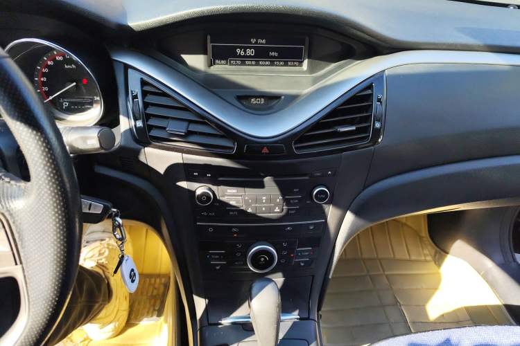 Used Bestune B70 2014 2.0L automatic luxury version Audio And AC Panel
