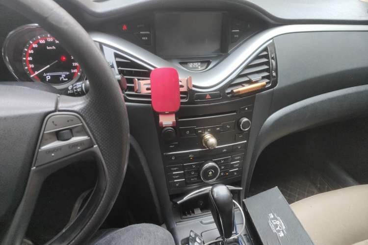 Used Bestune B70 2014 2.0L automatic luxury version Audio And AC Panel