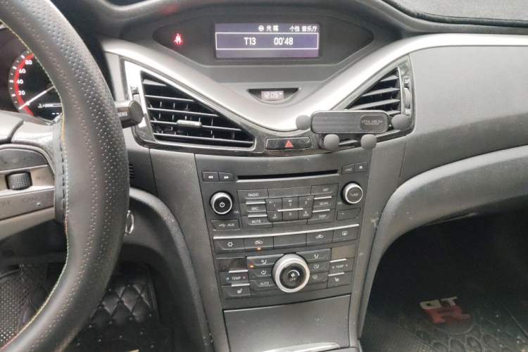 Used Bestune B70 2014 2.0L manual luxury version Audio And AC Panel