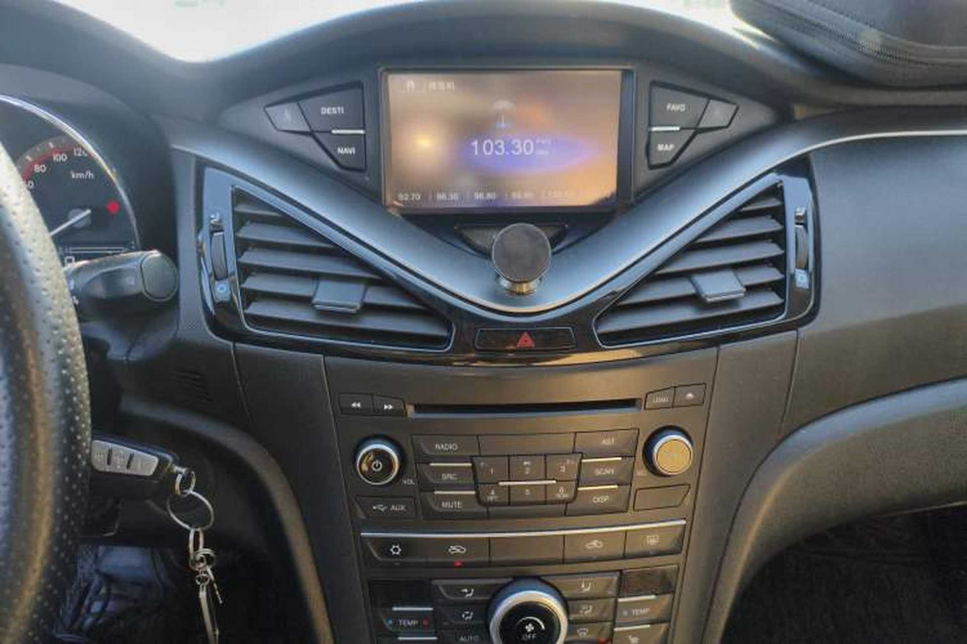 Used Bestune B70 2014 2.0L automatic luxury version Audio And AC Panel