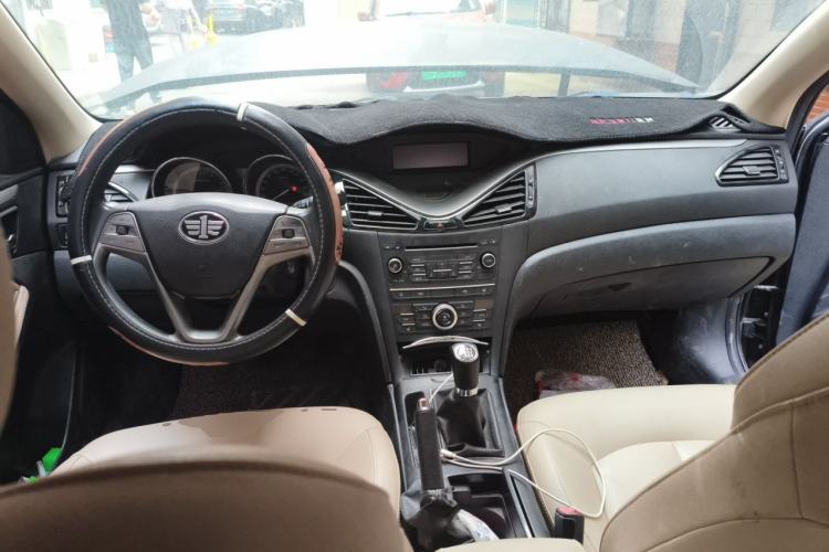 Used Bestune B70 2014 2.0L manual luxury version Center Console