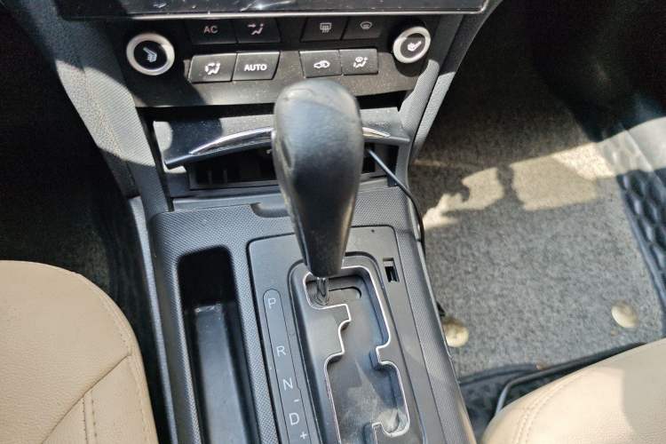 Used Bestune B70 2014 2.0L automatic comfort version Gear Lever