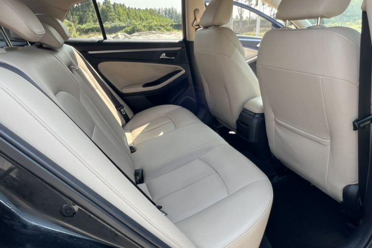 Used Bestune B70 2014 2.0L automatic luxury version Interior 2