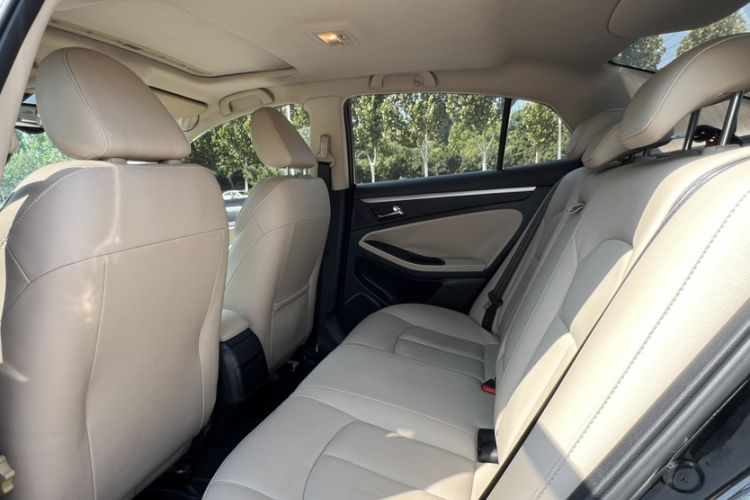 Used Bestune B70 2014 2.0L automatic luxury version Interior 4