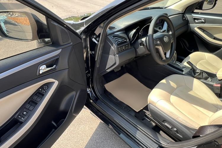 Used Bestune B70 2014 2.0L automatic luxury version Interior 5