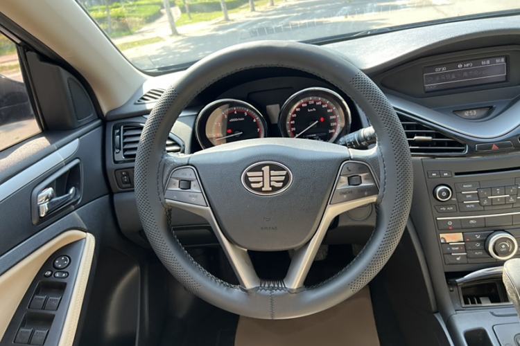 Used Bestune B70 2014 2.0L automatic luxury version Interior 7
