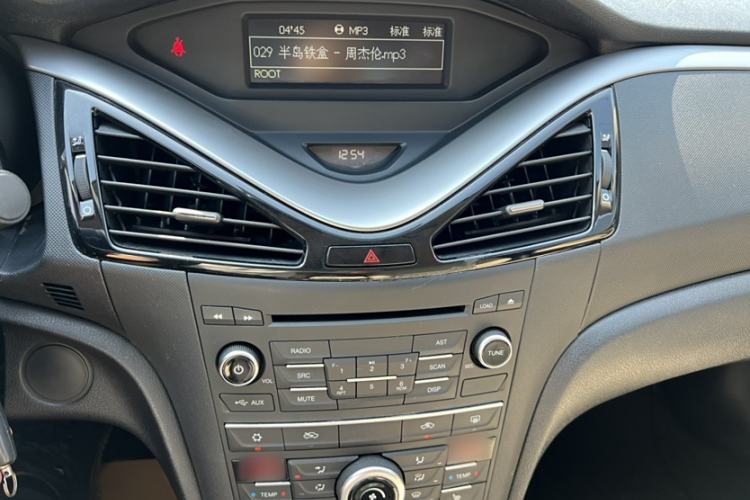 Used Bestune B70 2014 2.0L automatic luxury version Interior 8