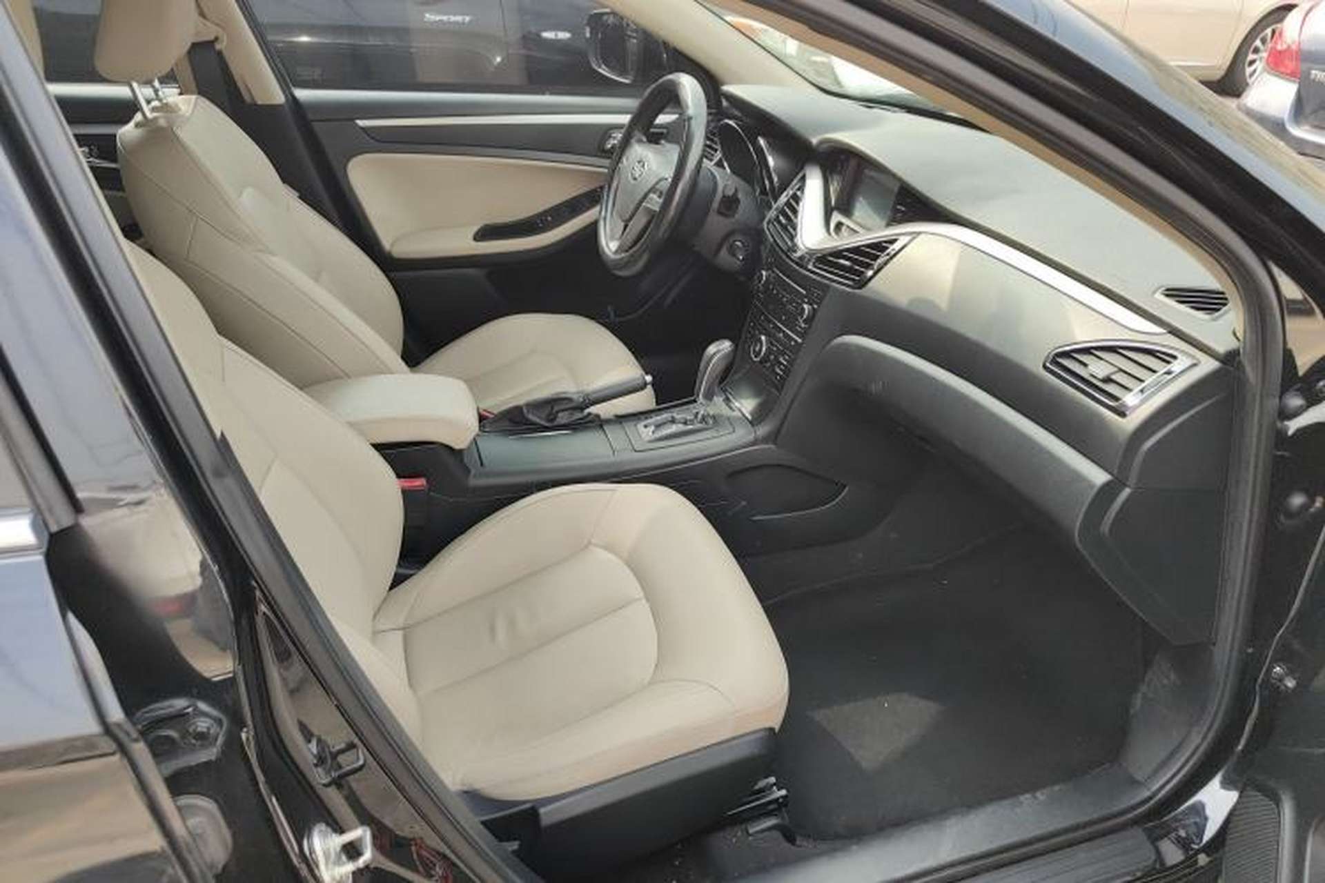 Used Bestune B70 2014 2.0L automatic luxury version Right Front Seat