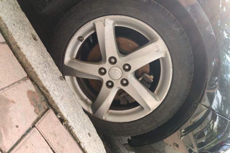 Used Bestune B70 2014 2.0L automatic comfort version Right Front Wheel Hub