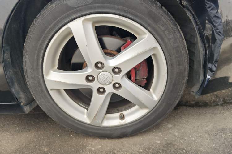 Used Bestune B70 2014 2.0L automatic comfort version Right Front Wheel Hub
