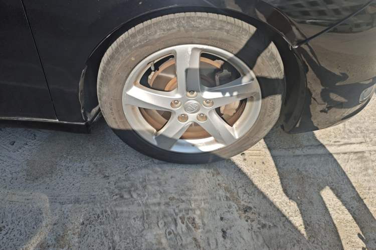 Used Bestune B70 2014 2.0L automatic luxury version Right Front Wheel Hub