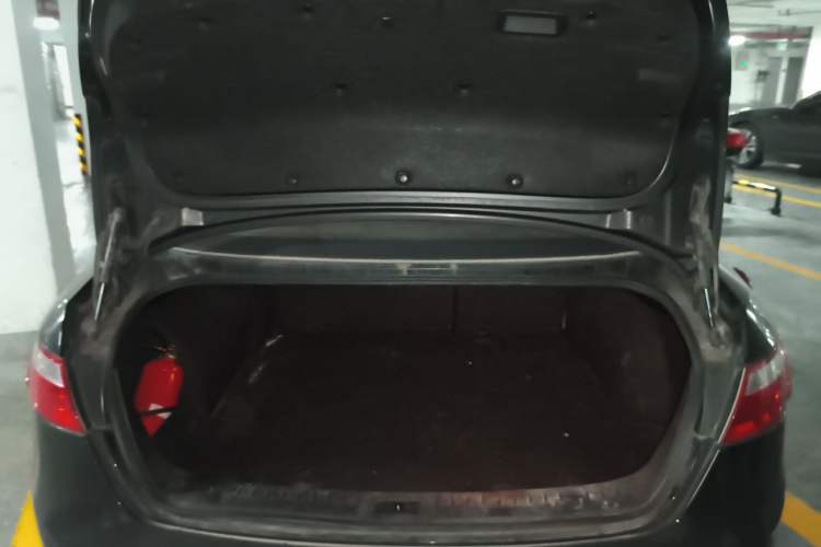 Used Bestune B70 2014 2.0L automatic luxury version Trunk