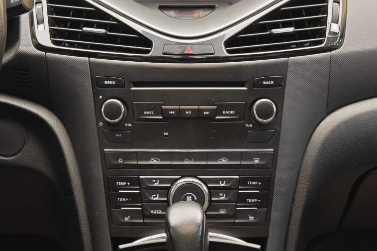 Used Bestune B70 2014 2.0L automatic luxury version Audio And AC Panel