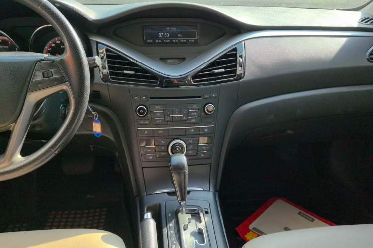 Used Bestune B70 2014 2.0L automatic luxury version Audio And AC Panel