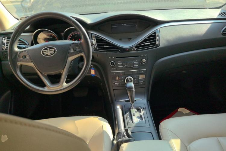 Used Bestune B70 2014 2.0L automatic luxury version Center Console