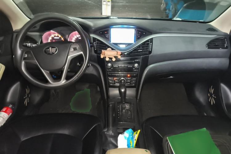 Used Bestune B70 2014 2.0L automatic comfort version Center Console