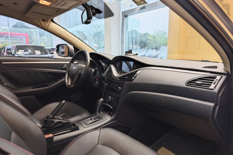 Used Bestune B70 2014 2.0L automatic luxury version Interior 11
